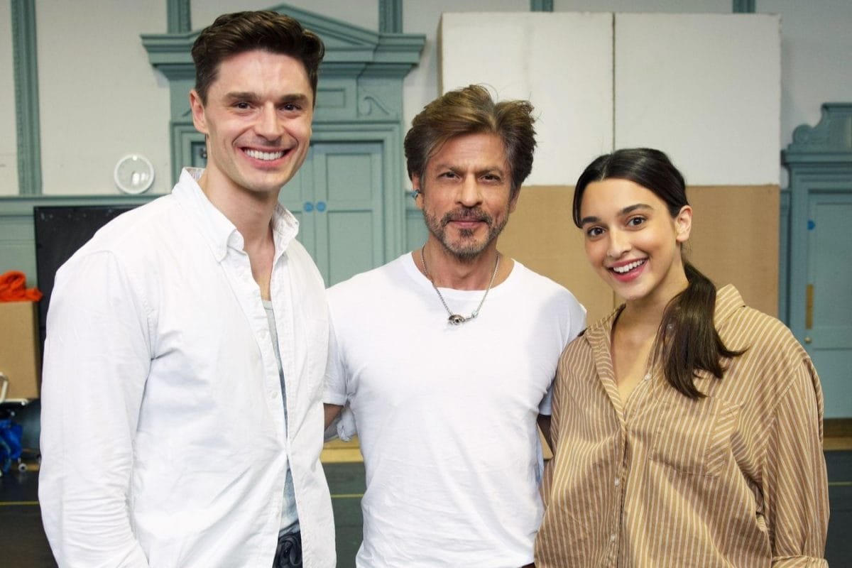 Shah Rukh Khan Drops By DDLJ Musical Rehearsals In London, Leaves Cast Starstruck