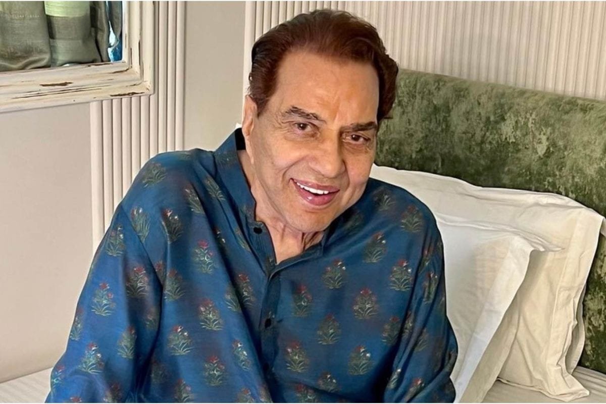 Zeenat Aman Mourns Jewel Dharmendras Loss, Says Always Amongst My Favourite Co-Stars