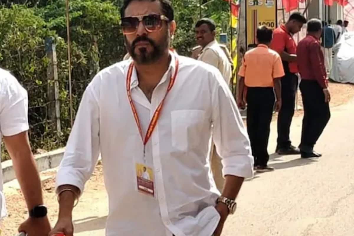 Famous Actor Surprises Fans, Joins Vijay At TVK Meeting In Coimbatore