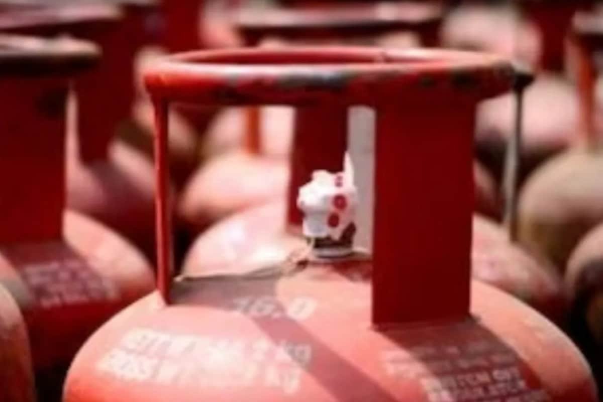 Commercial LPG Prices Hiked by Rs 6; A 19-Kg Cylinder Now Costs Rs 1,803 in Delhi; ATF Rates Fall Slightly