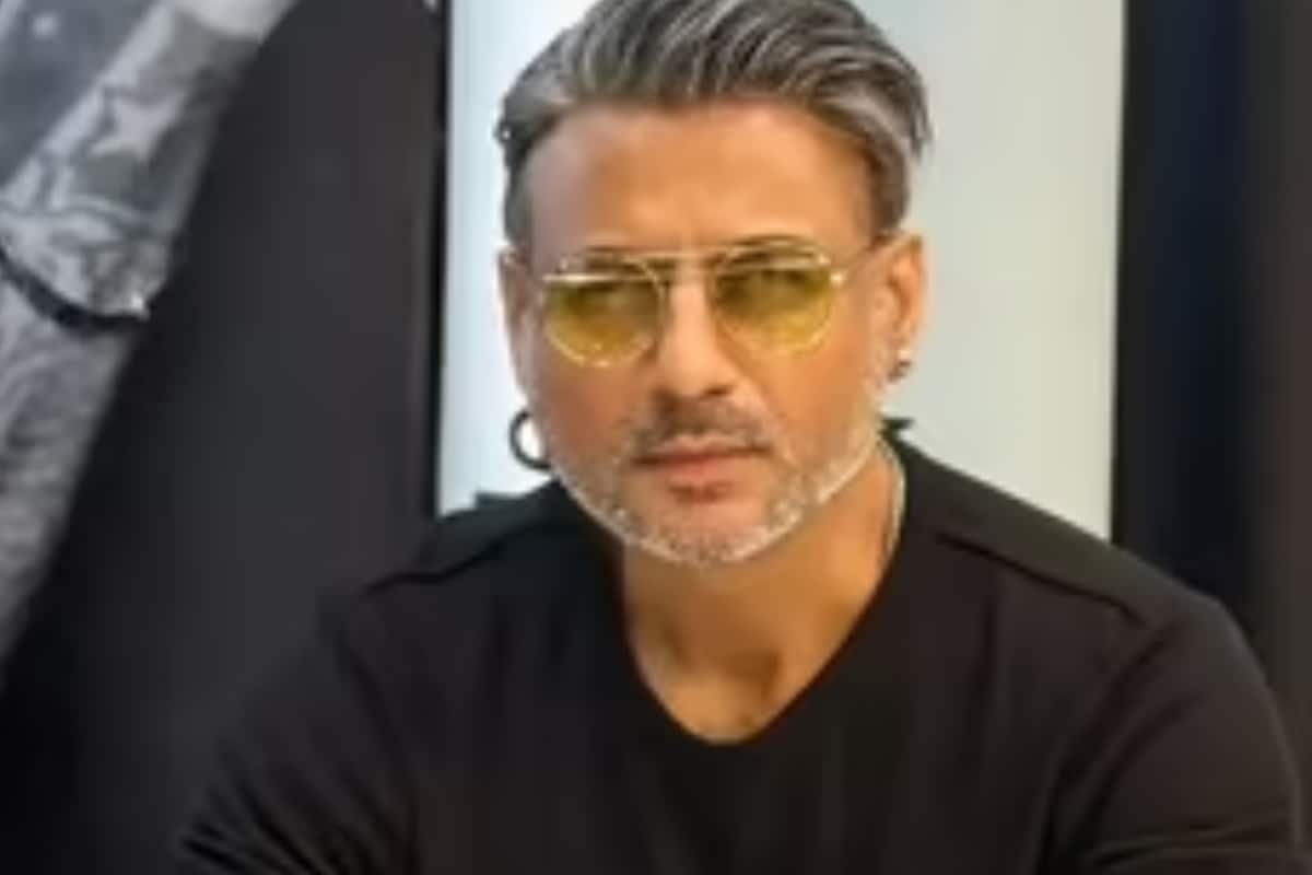 ‘He Was Doing Amitabh Bachchans Haircut’: Aalim Hakim Recalls His Father’s Death