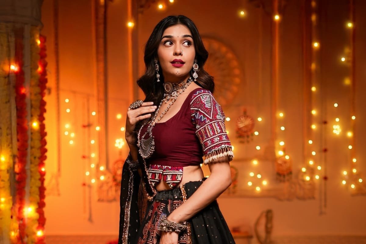 We Are Is Awe Of Eisha Singh’s Navratri Special ‘Laal Ishq Look’