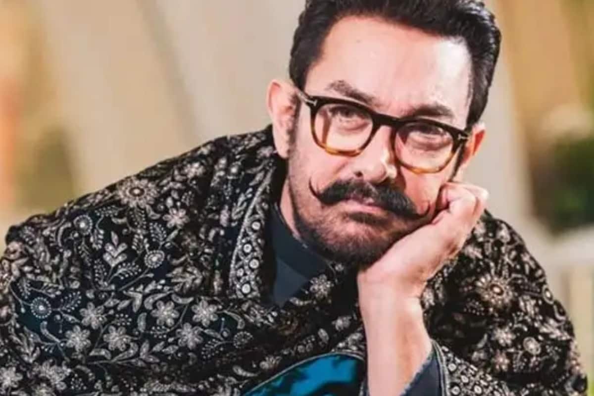 Aamir Khan Patiently Waits For Son Azad And Sister Nikhat In This Video, Fans React