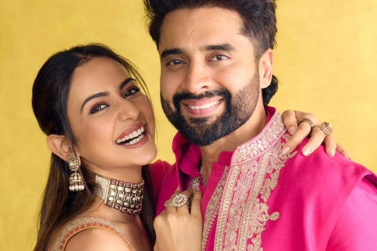 Rakul Preet Singh, Jackky Bhagnani Serve Couple Goals In Uber Cool Airport Appearance