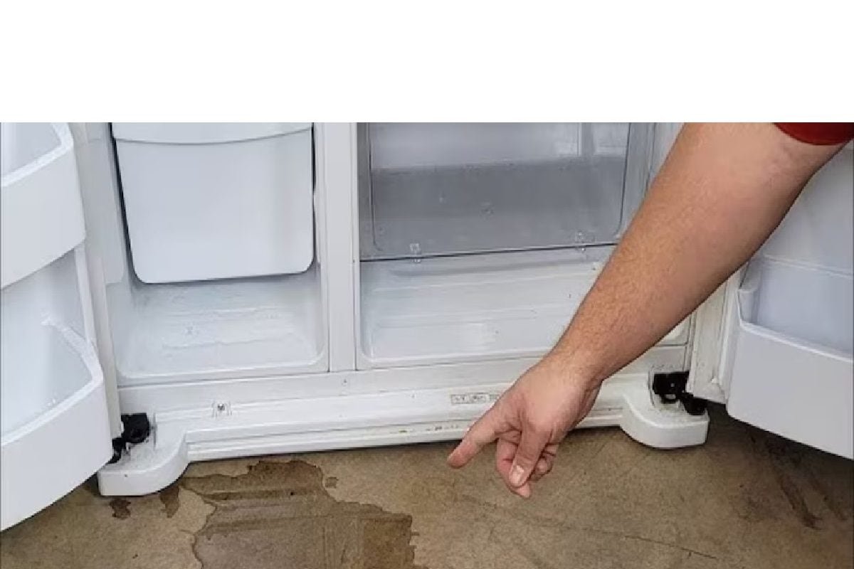 फ्रिज के नीचे से निकल रहा है पानी? बिना मेकैनिक खुद ऐसे कर लेंगे ठीक