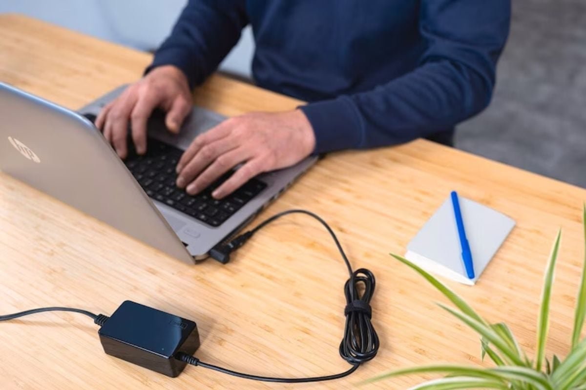 अगर आप भी चार्जिंग पर लगा कर चलाते हैं Laptop, तो जान लेनी चाहिए ये अहम बात