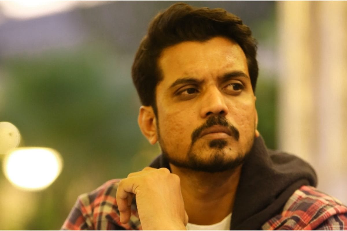 Panchayat Actor Aasif Khan Shares New Photo From Hospital, Reads Main Zinda Hoon Book