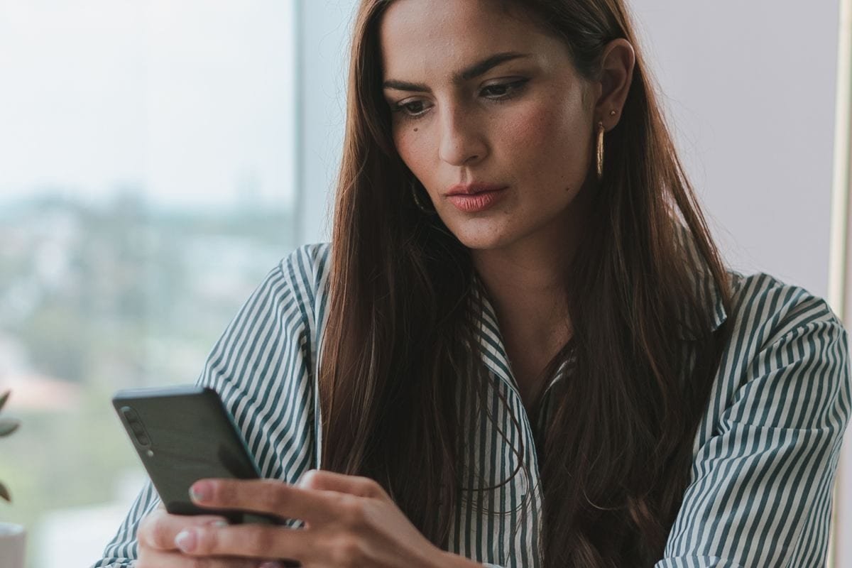 चलते -चलते अटक जाती है फोन स्क्रीन, बिना सर्विस सेंटर जाए खुद कर सकते हैं ठीक