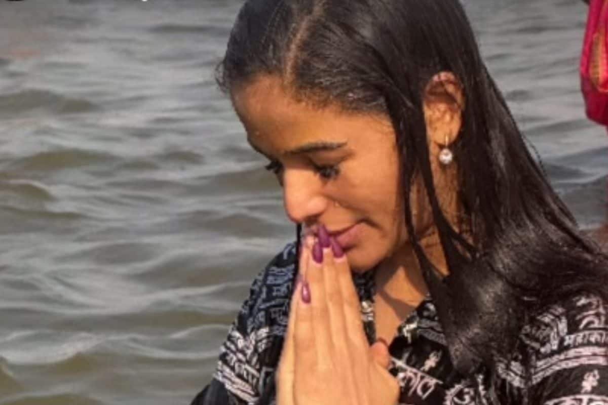 Poonam Pandey Calls Stampede Incident In Prayagraj ‘Unfortunate’, Takes Holy Dip At Maha Kumbh
