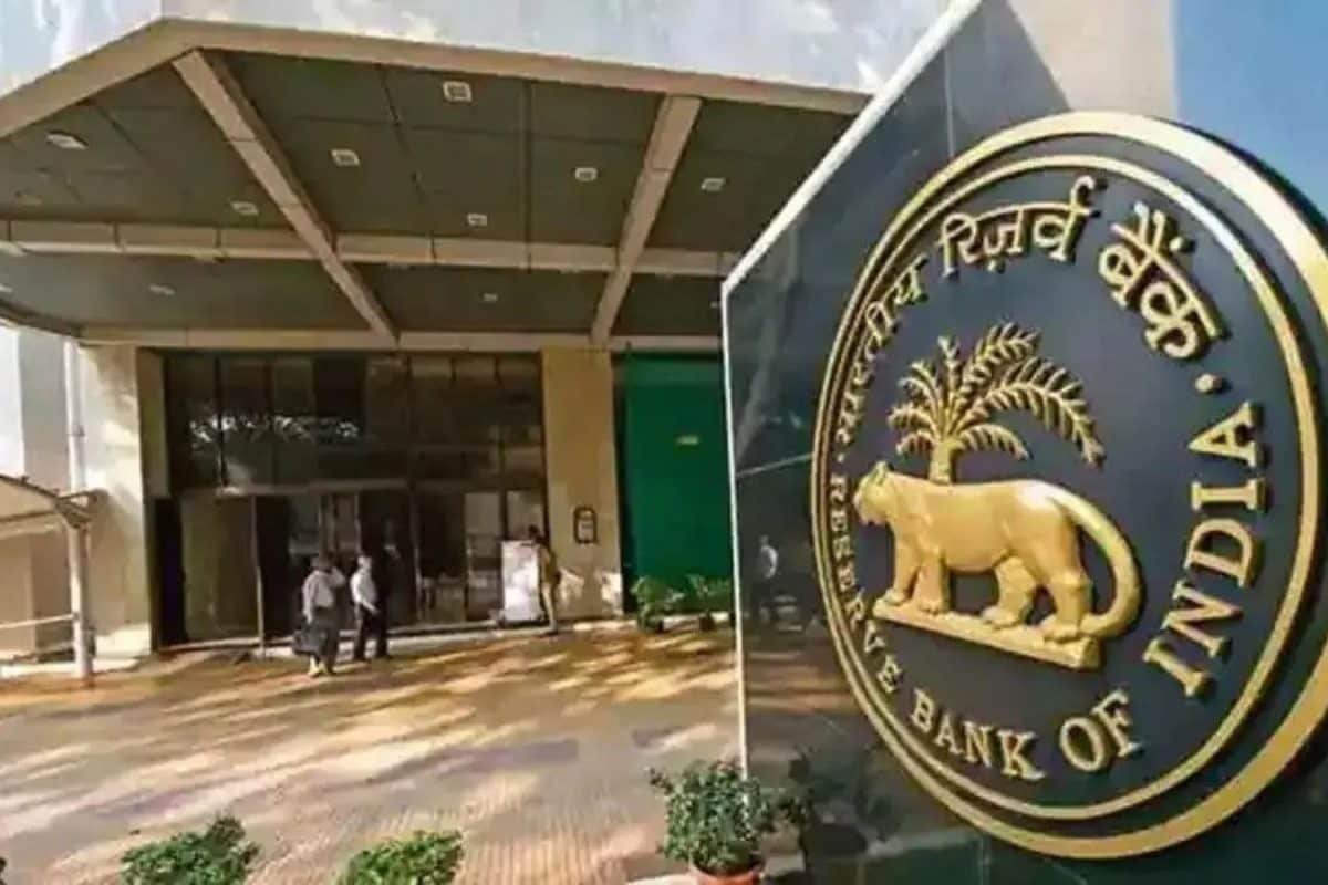 RBI Shuts Down This Bank, What Happens To Customers’ Money Now?