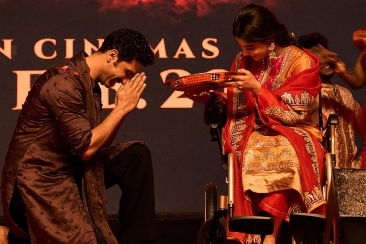 Rashmika Mandanna Blushes Hard Performing Aarti For Vicky Kaushal At Chhaava Event | Watch