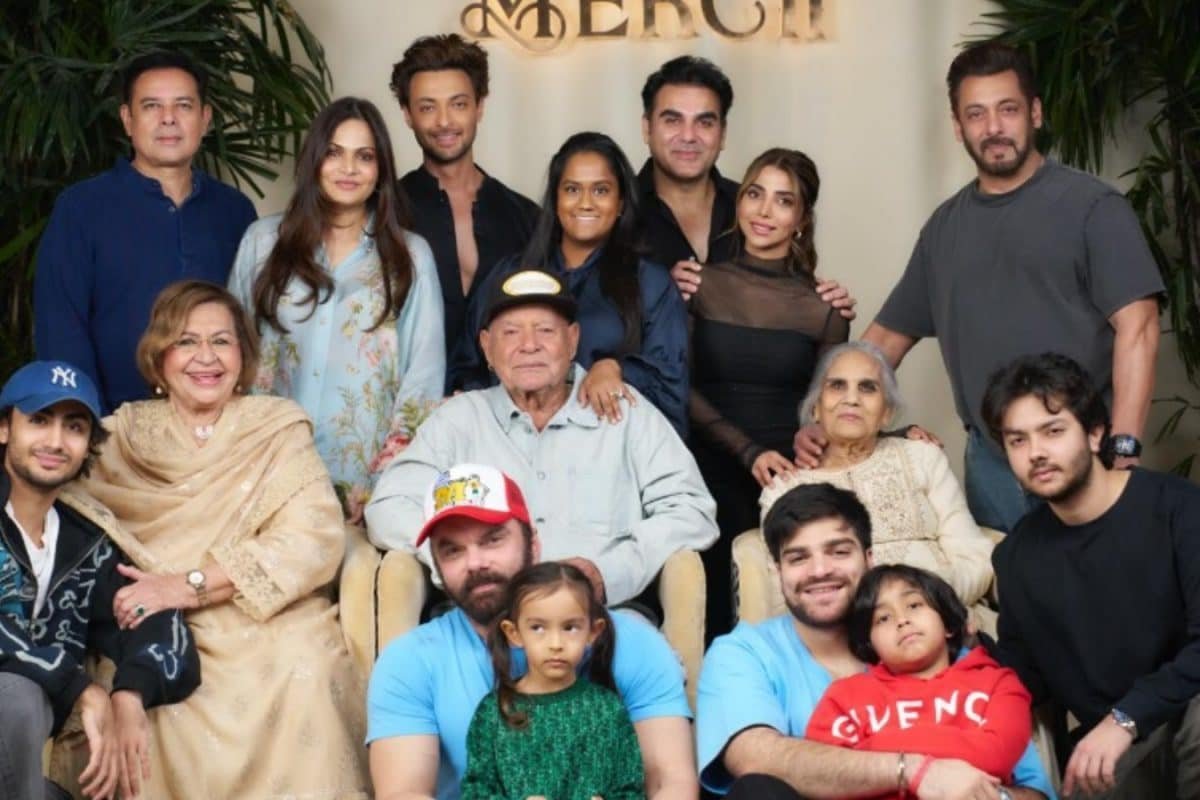 Salman Khan Drops An Adorable Family Pic On Valentine’s Day, Wishes Fans ‘Happy Familitines Day’