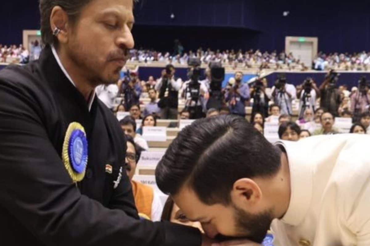 Vikrant Massey Kisses Shah Rukh Khans Hand In Unseen Photo From National Awards Ceremony