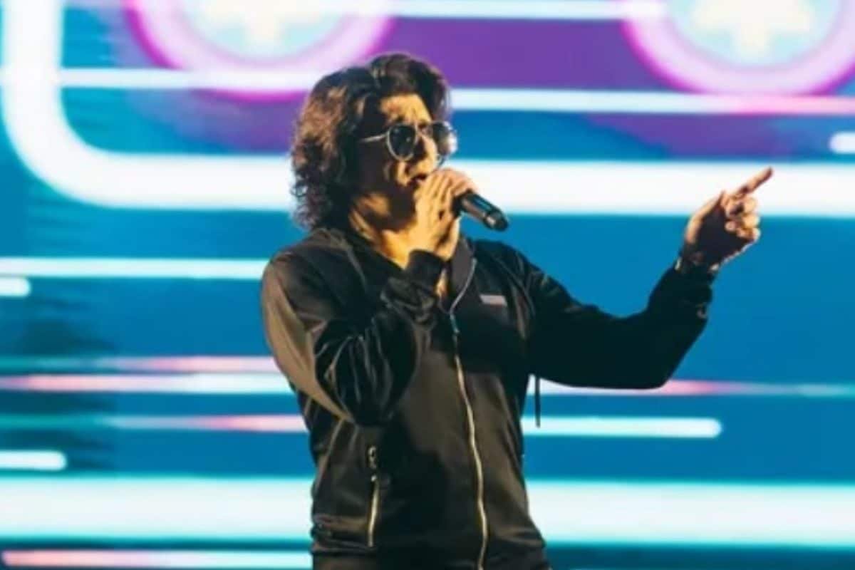 Sonu Nigam Schools A Boy For Demanding Kannada Song At Bengaluru Show, Video Goes Viral