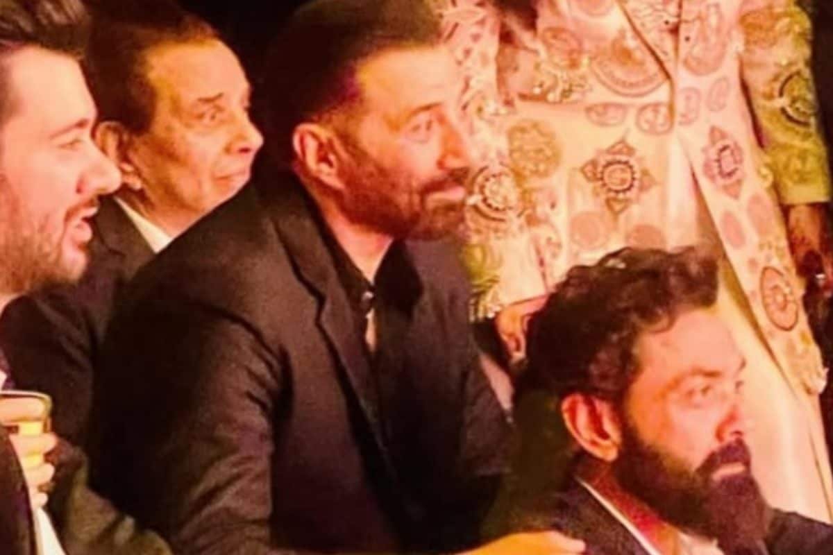 Sunny Deol’s Latest Photo With Dharmendra, Bobby Deol And Son Karan Goes Viral