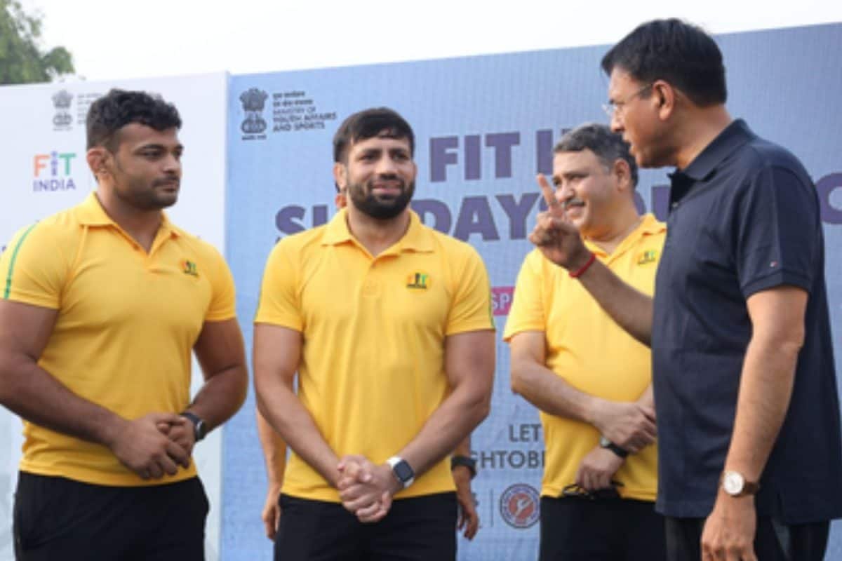Deepak Punia, Ravi Dahiya Join Sports Minister In Delhi For Fit India On Cycle