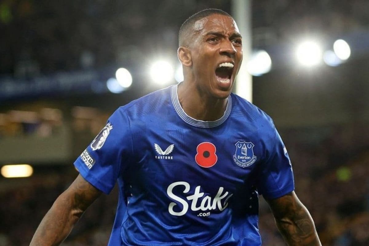 Premier League: Ashley Young, Asmir Begovic Set For Everton Exits