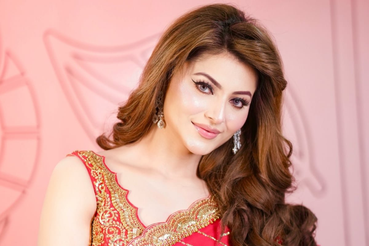 Daaku Maharaaj Team Royally Ignores Urvashi Rautela In Old Video, Reddit Users Call It Disrespectful