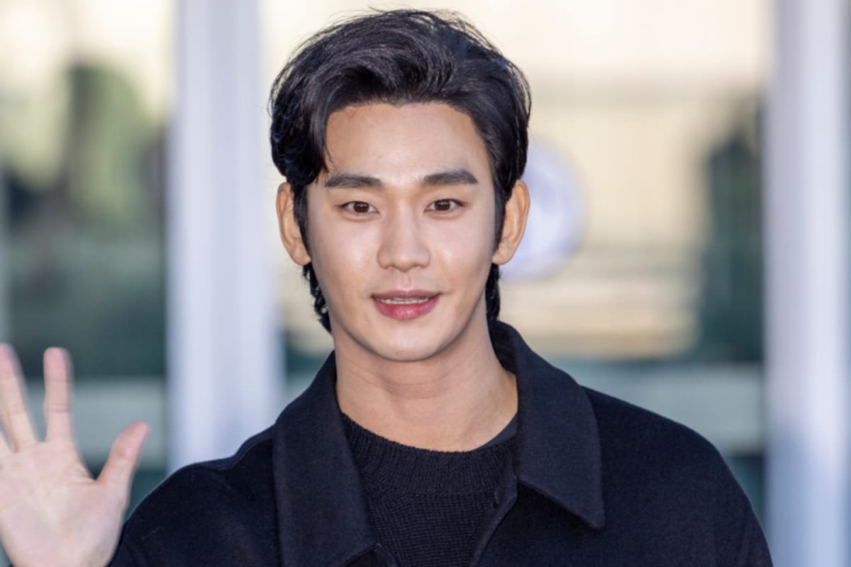 Old Footage Of Kim Soo Hyun Hugging Young Kim Yoo-Jung Resurfaces Amid Ongoing Scandal