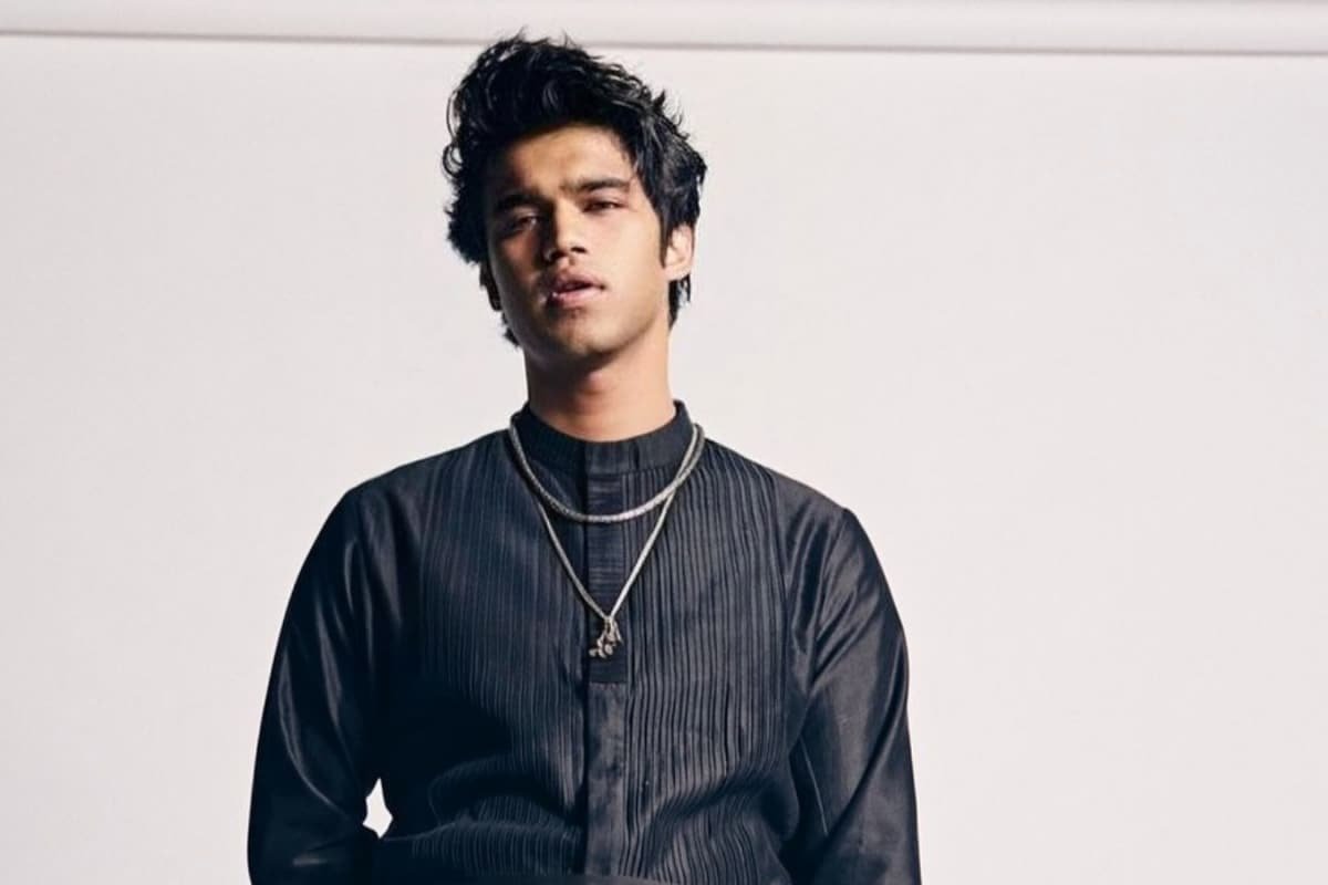 Babil Khans Rendition Of Anuv Jains Alag Aasmaan Wins Hearts | Watch Throwsupport Video