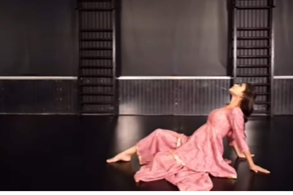 On International Dance Day, Bow Down To Mouni Roy’s Electrifying Moves And Expressions