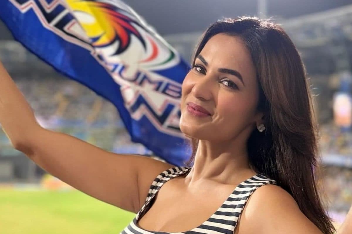 Sonal Chauhan Gets Mobbed By Fans After Mumbai Indian’s IPL Match At Wankhede