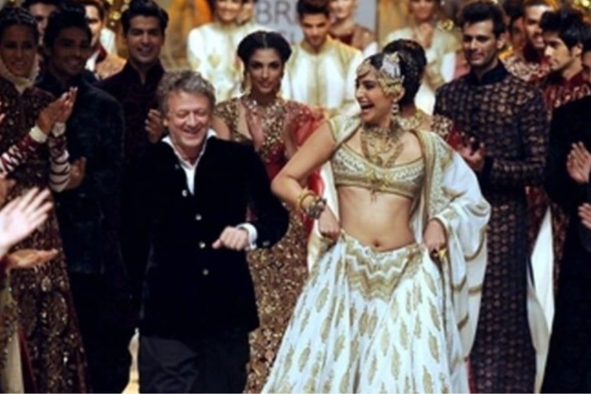 On Rohit Bal’s Birth Anniversary, Sonam Kapoor Pays A Moving Tribute