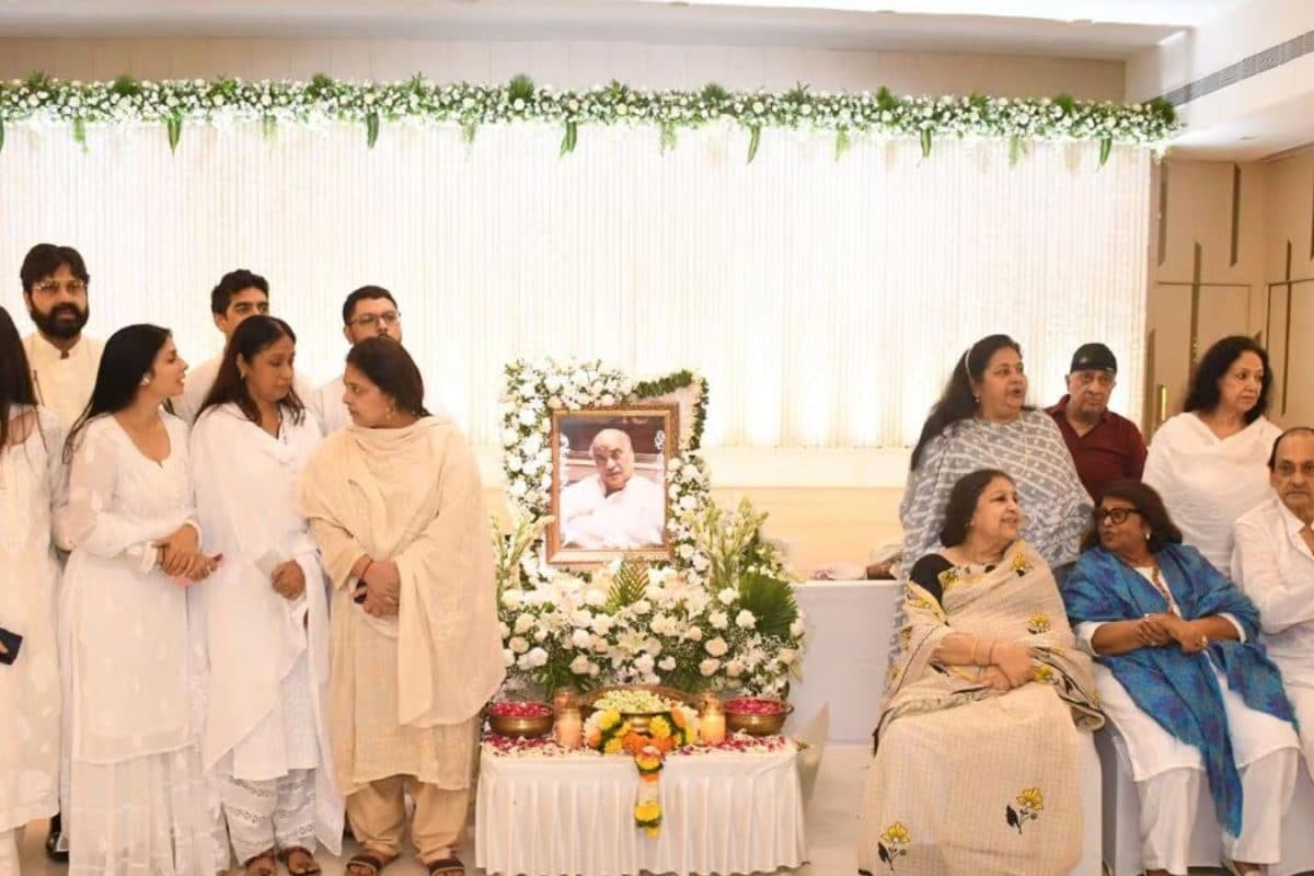 Kajol Shares A Warm Hug With Rani Mukerji’s Mom At Rono Mukherjee’s Prayer Meet