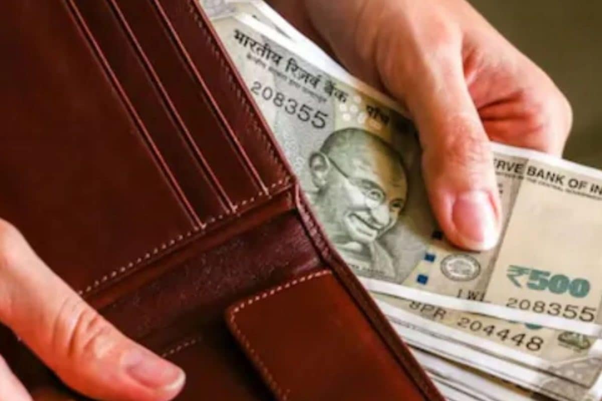 How Can Salaried Individuals Build A Smart Budget And Start Saving?