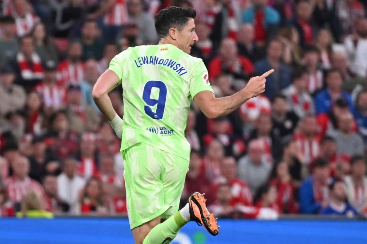 Robert Lewandowski Passes Hundred As Champions Barcelona Sign Off In Style