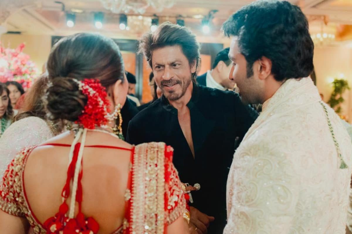 Shah Rukh Khan Greets Newlywed Aadar Jain With A Hug, Blesses Alekha Advani At Their Wedding | PHOTOS