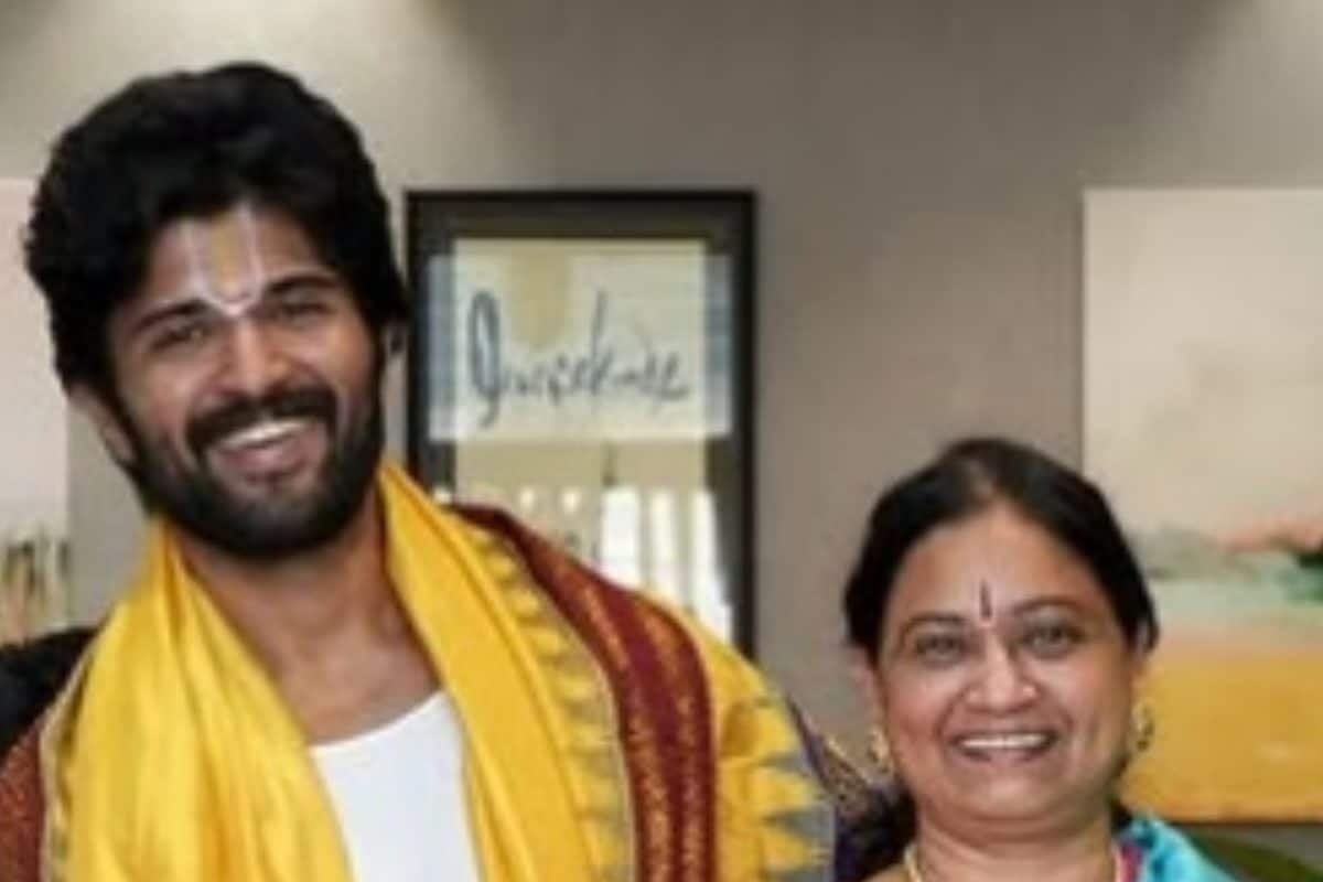 Vijay Deverakonda Spotted At Hyderabad Airport With Mother, Heads To Take A Holy Dip At Mahakumbh | Watch