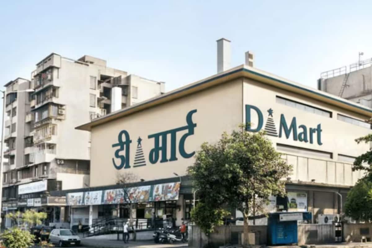 DMart Shares Fall 3% After Muted Profit Growth In Q1FY26, Should You Sell Or Buy?