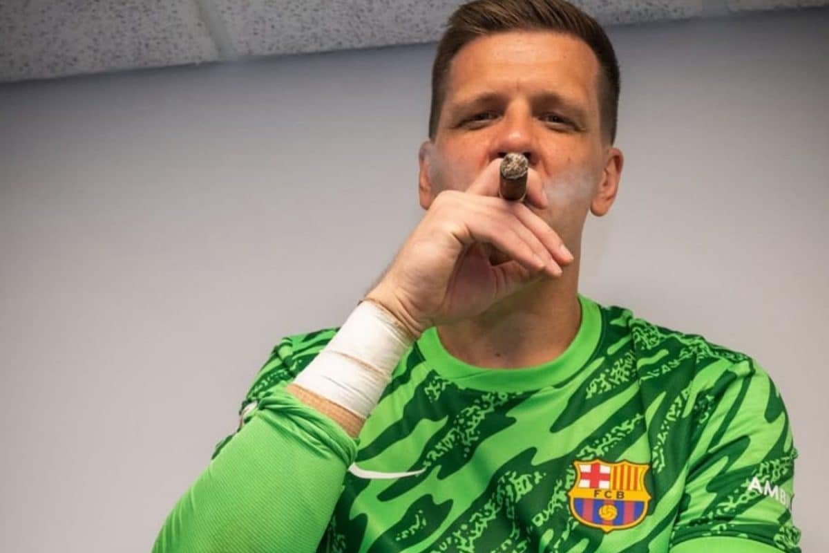 Barcelona Extends Szczesnys Contract Till 2027 Amid Ter Stegen Uncertainty