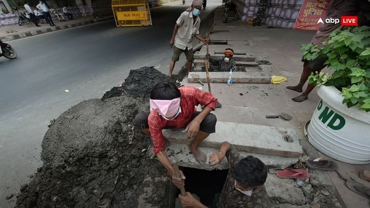 दिल्ली में लगाई थी रोक और सुप्रीम कोर्ट के गेट पर ही हो रहा हाथ से मैला ढोने का काम, तस्वीरें देखकर बोले जज- हम विवश हैं कि...