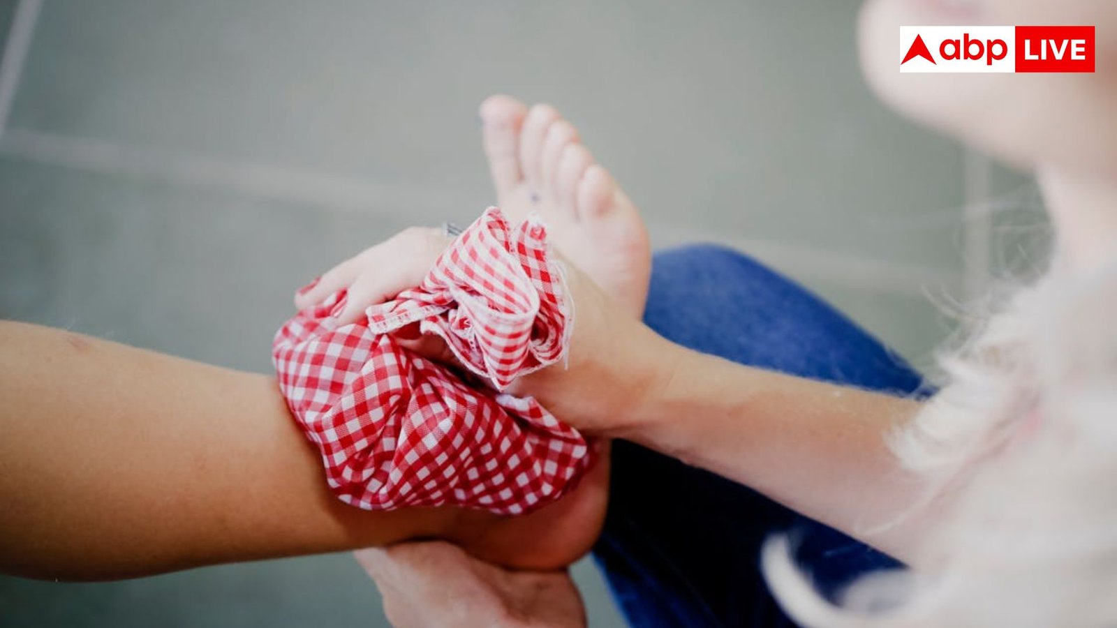 पैरों की सूजन बन रही फैटी लिवर का नया शुरुआती संकेत, एक्सपर्ट्स दे रहे हैं चेतावनी 