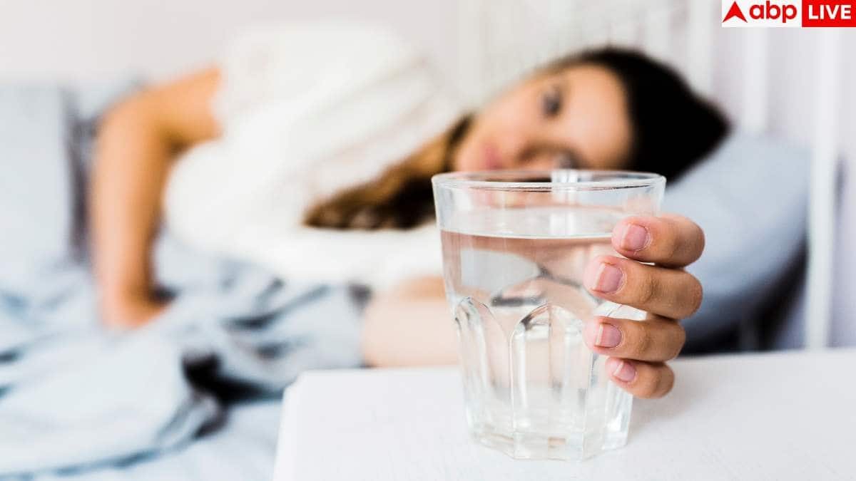 Uncovered water health dangers: सुबह-सुबह पीने के लिए क्या आप भी सोते वक्त बेड के पास रखते हैं एक गिलास पानी, यह कितना खतरनाक?