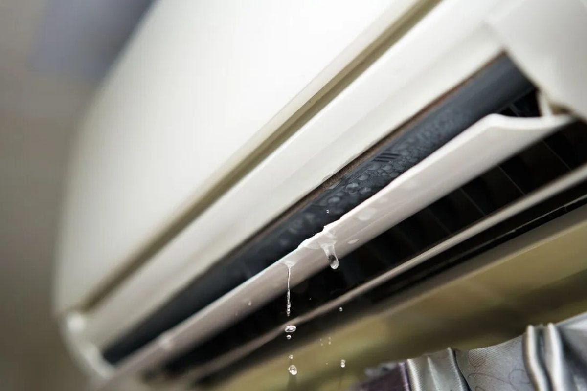 स्प्लिट AC के इनर यूनिट से क्यों टपकने लगता है पानी? ऐसा हो तो क्या करें?