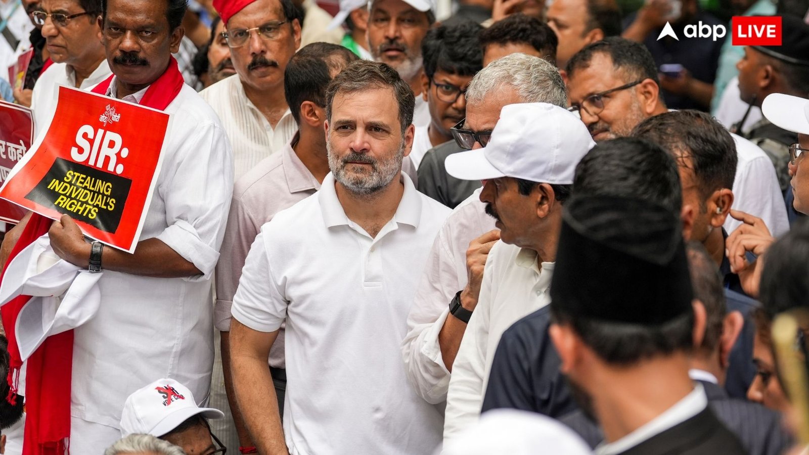 अखिलेश यादव ने फांदी बैरिकेडिंग, पुलिस की बस से राहुल की हुंकार, महुआ मोइत्रा हुईं बेहोश... EC दफ्तर तक जाने वाला मार्च रुका