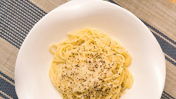 How To Make Cacio e Pepe : A Three-Ingredient Pasta With Infinite Charm