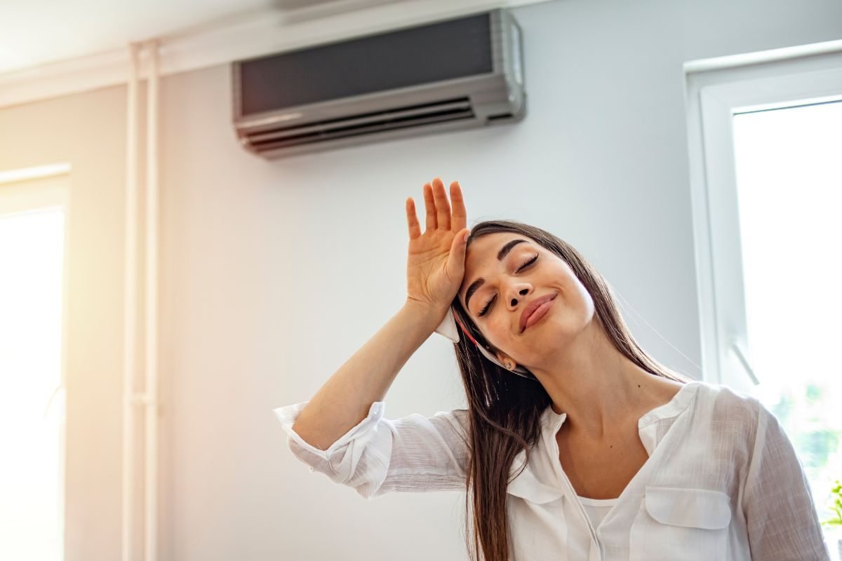 गर्मी में किस टेंपरेचर पर चलाएं AC? दिन हो या रात, बस फिक्स रखें यह नंबर
