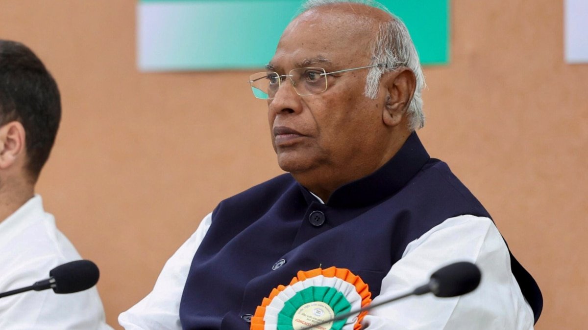 मोदी जी देश की संपत्तियां बेचकर खुद चले जाएंगे, कांग्रेस के राष्ट्रीय अधिवेशन में बोले खरगे