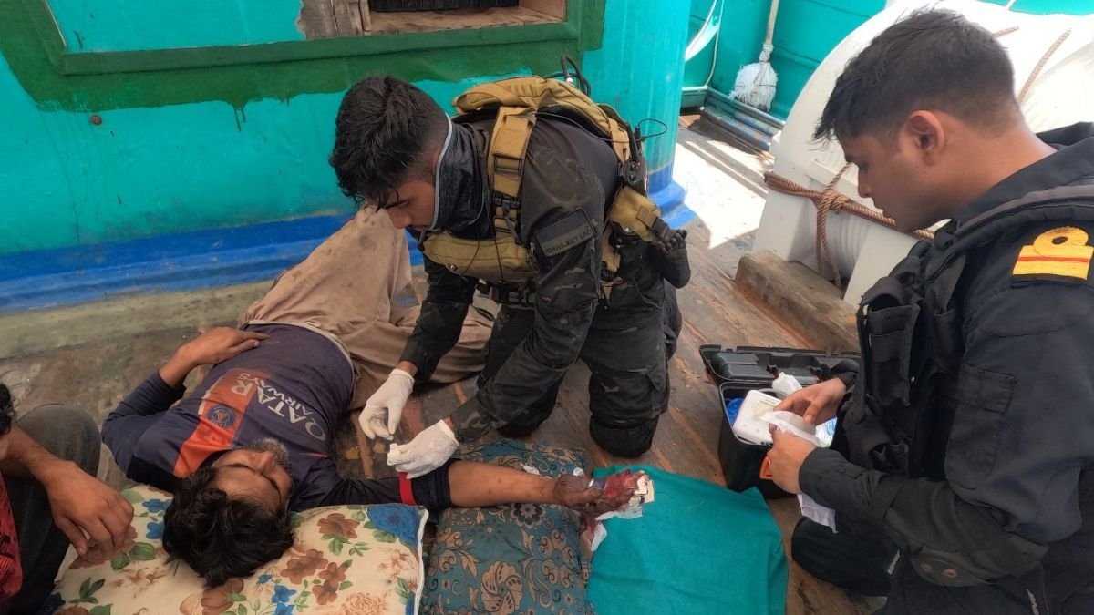 पाकिस्तानी शख्स के लिए फरिश्ता बनी भारतीय नौसेना, समंदर में सर्जरी कर बचाई जान, सब कर रहे वाह-वाह