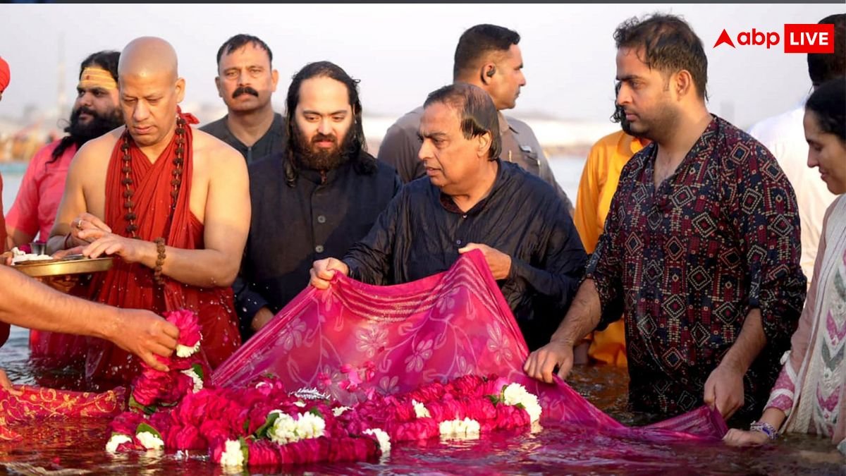 Mukesh Ambani at Mahakumbh: पूरे परिवार संग महाकुंभ पहुंचे मुकेश अंबानी, पवित्र संगम में लगाई आस्था की डुबकी