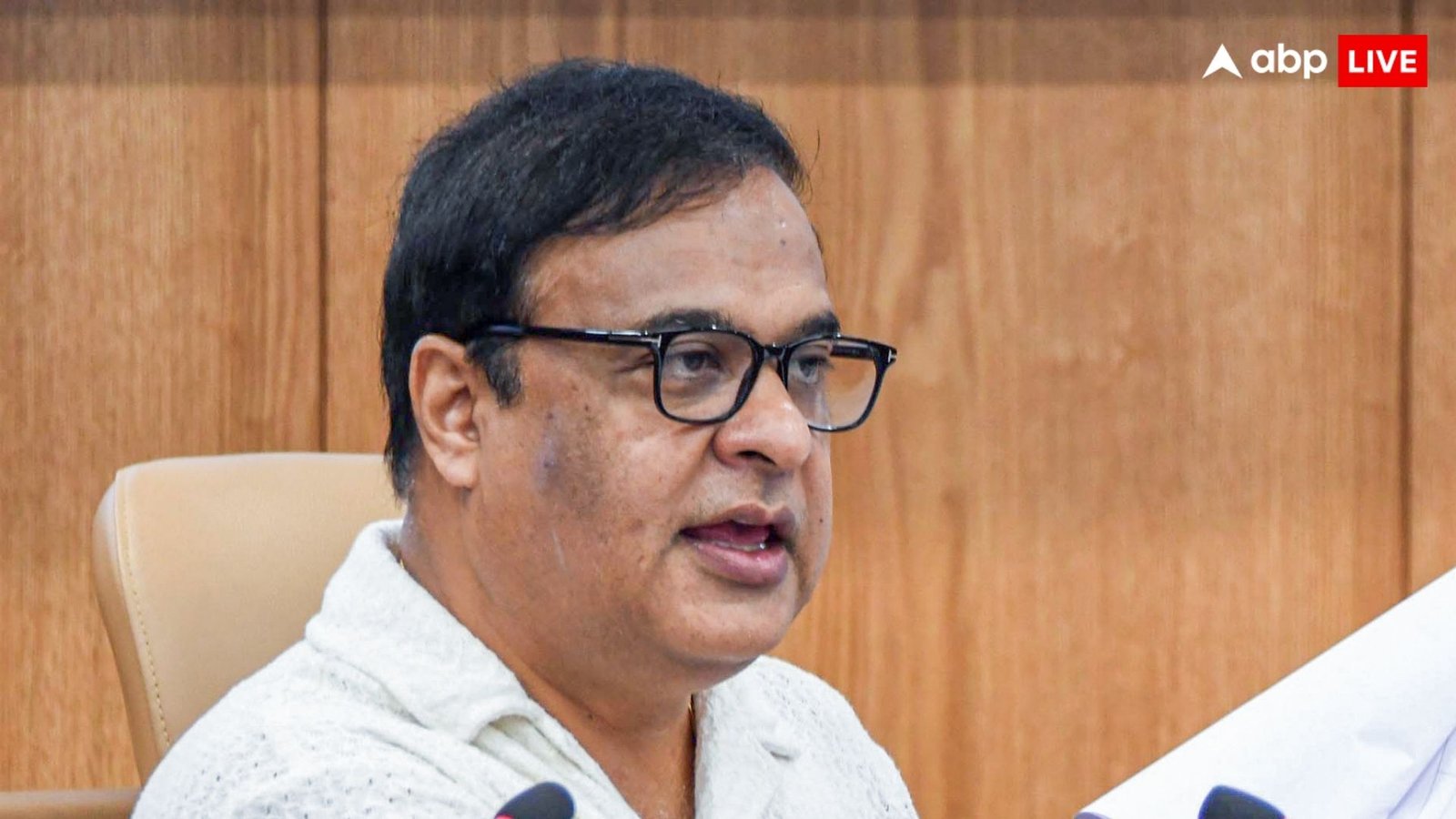 हिमंता सरकार का बड़ा फैसला, असम में 18 साल से ऊपर के लोगों का नहीं बनेगा आधार कार्ड, जानें कारण