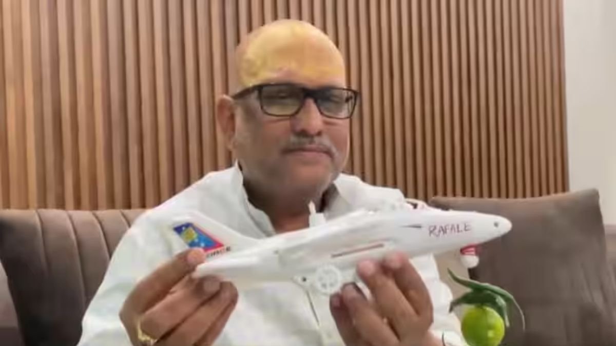 अजय राय ने राफेल पर लटकाया नींबू-मिर्ची, भड़की बीजेपी, कहा- सेना का मनोबल गिराने की कोशिश