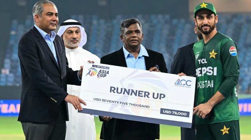 भारत से हार बर्दाश्त नहीं कर पाए पाक कप्तान सलमान आगा, सबके सामने फेंक दिया रनर-अप चेक और फिर...