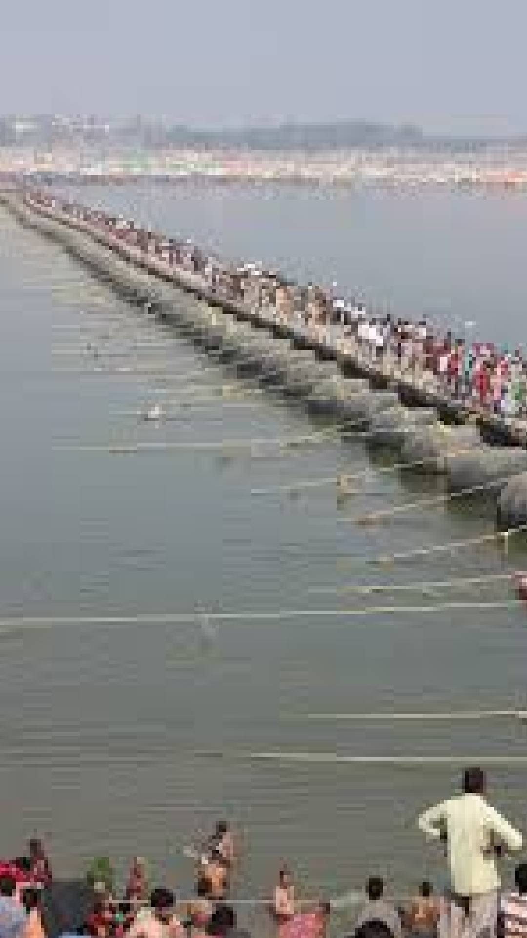 महाकुंभ में पवित्र डुबकी लगाने  के लिए श्रद्धालुओं का आगमन जारी