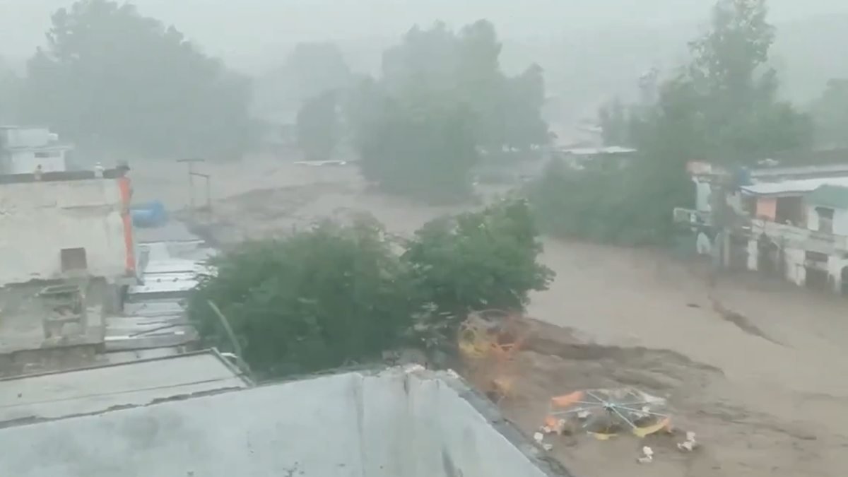 पाकिस्तान में बारिश ने मचाई तबाही, बाढ़-भूस्खलन में बहे लोग, 32 की मौत कई लापता