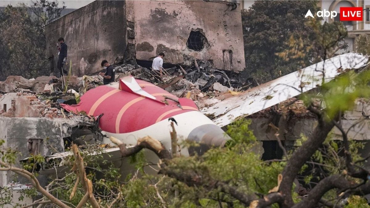 अहमदाबाद प्लेन क्रैश पर संसदीय समिति के सामने Air India का जवाब, कहा- ड्रीमलाइनर सबसे सुरक्षित